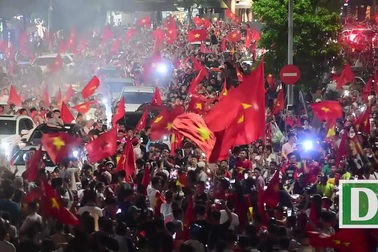 Biển người ở hồ Gươm ăn mừng chiến tích của Olympic Việt Nam