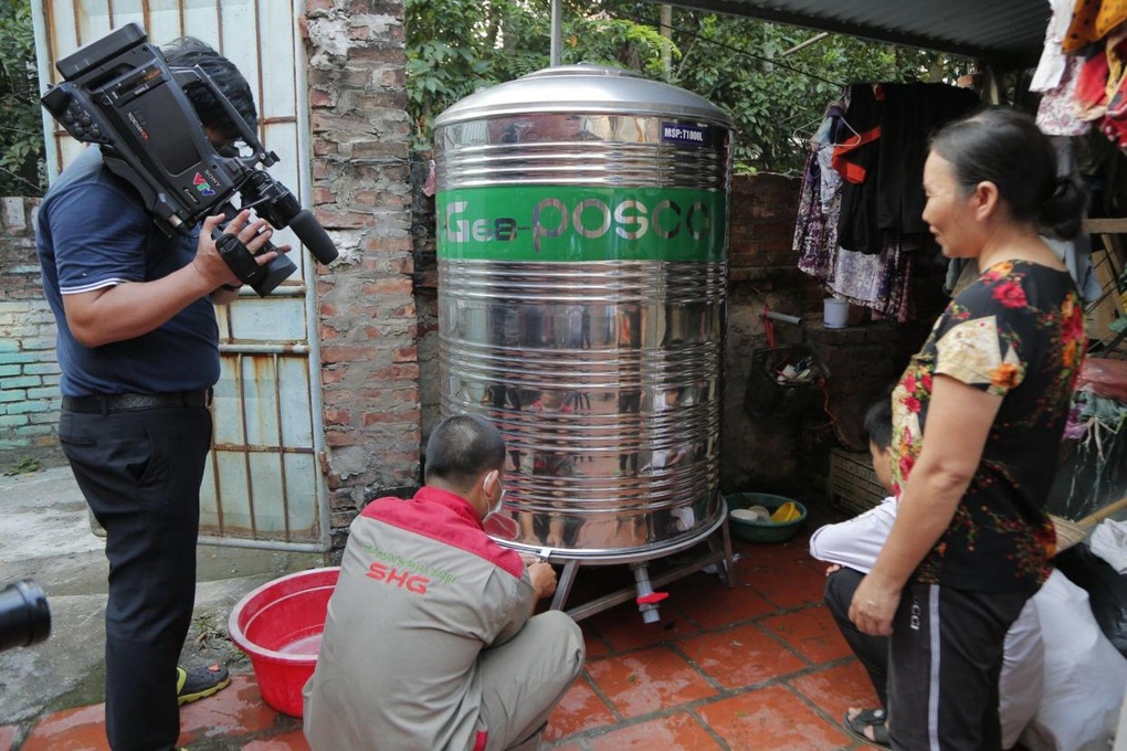 SHG Group tặng bồn nước inox Lộc Phát chống ăn mòn đến người khó khăn - 3