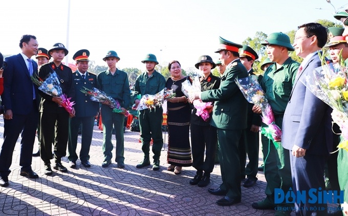 Lãnh đạo tỉnh thành phố tăng hoa chúc mừng tân chiến sĩ