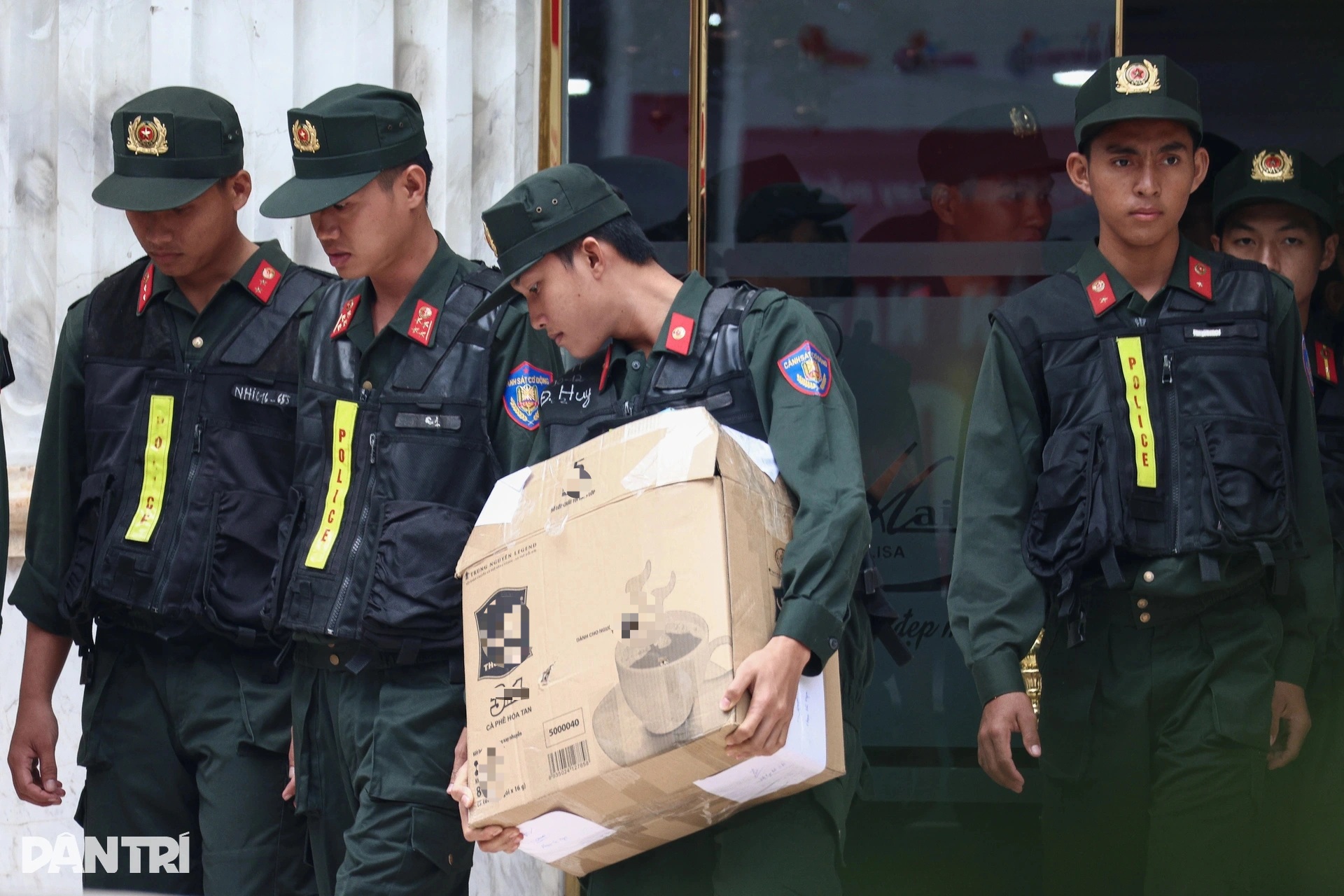 Cảnh sát mang nhiều thùng hồ sơ rời thẩm mỹ viện Mailisa sau 4 giờ làm việc - 1 Cảnh sát mang nhiều thùng hồ sơ rời thẩm mỹ viện Mailisa sau 4 giờ làm việc - 1