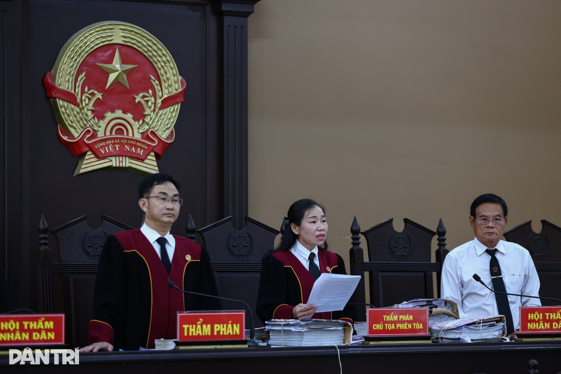 Người thân bật khóc trong phiên tòa xét xử vụ án cháy karaoke An Phú - 11 Người thân bật khóc trong phiên tòa xét xử vụ án cháy karaoke An Phú - 11