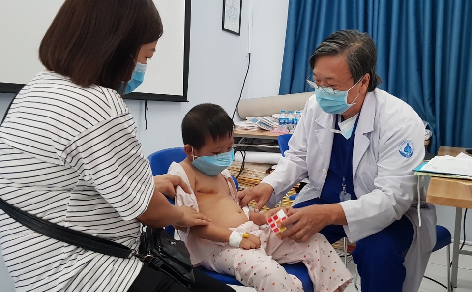 Ngậm móc khóa trong miệng, cậu bé gặp họa khi chơi cùng em - 3 Ngậm móc khóa trong miệng, cậu bé gặp họa khi chơi cùng em - 3