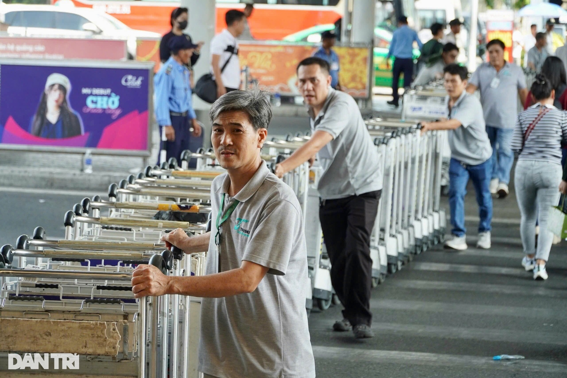 Người dân đợi hơn 5 tiếng vẫn chưa qua được phà Cát Lái để trở lại TPHCM - 11 Người dân đợi hơn 5 tiếng vẫn chưa qua được phà Cát Lái để trở lại TPHCM - 11