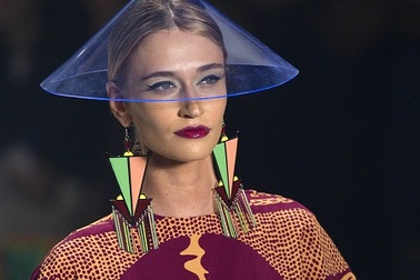 Nón lá của phụ nữ Á Đông thành phụ kiện thời trang “gây sốt”