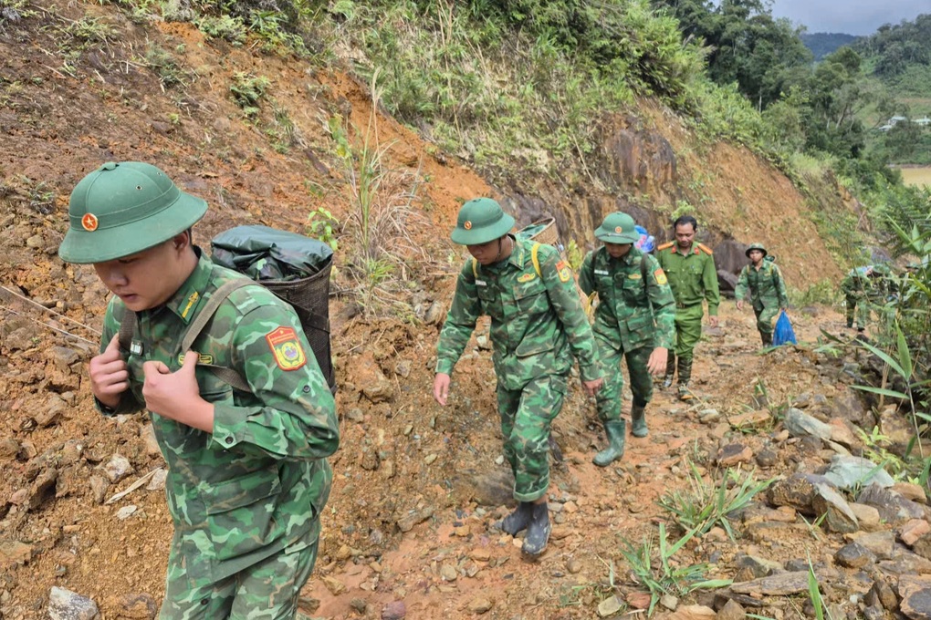 Bộ đội gùi hơn nửa tấn lương thực tiếp tế 172 người bị cô lập - 1 Bộ đội gùi hơn nửa tấn lương thực tiếp tế 172 người bị cô lập - 1