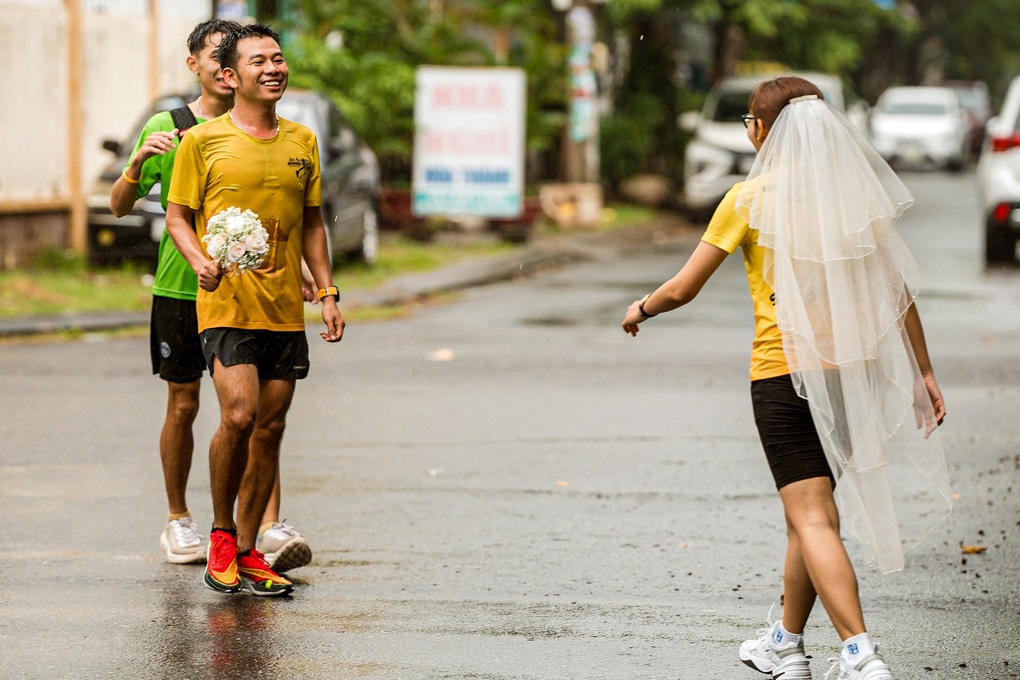Chàng trai chạy bộ 30km từ Hội An ra Đà Nẵng để cầu hôn bạn gái - 3 Chàng trai chạy bộ 30km từ Hội An ra Đà Nẵng để cầu hôn bạn gái - 3