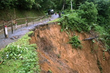 Mưa lũ “đánh” tơi tả các tỉnh phía Bắc