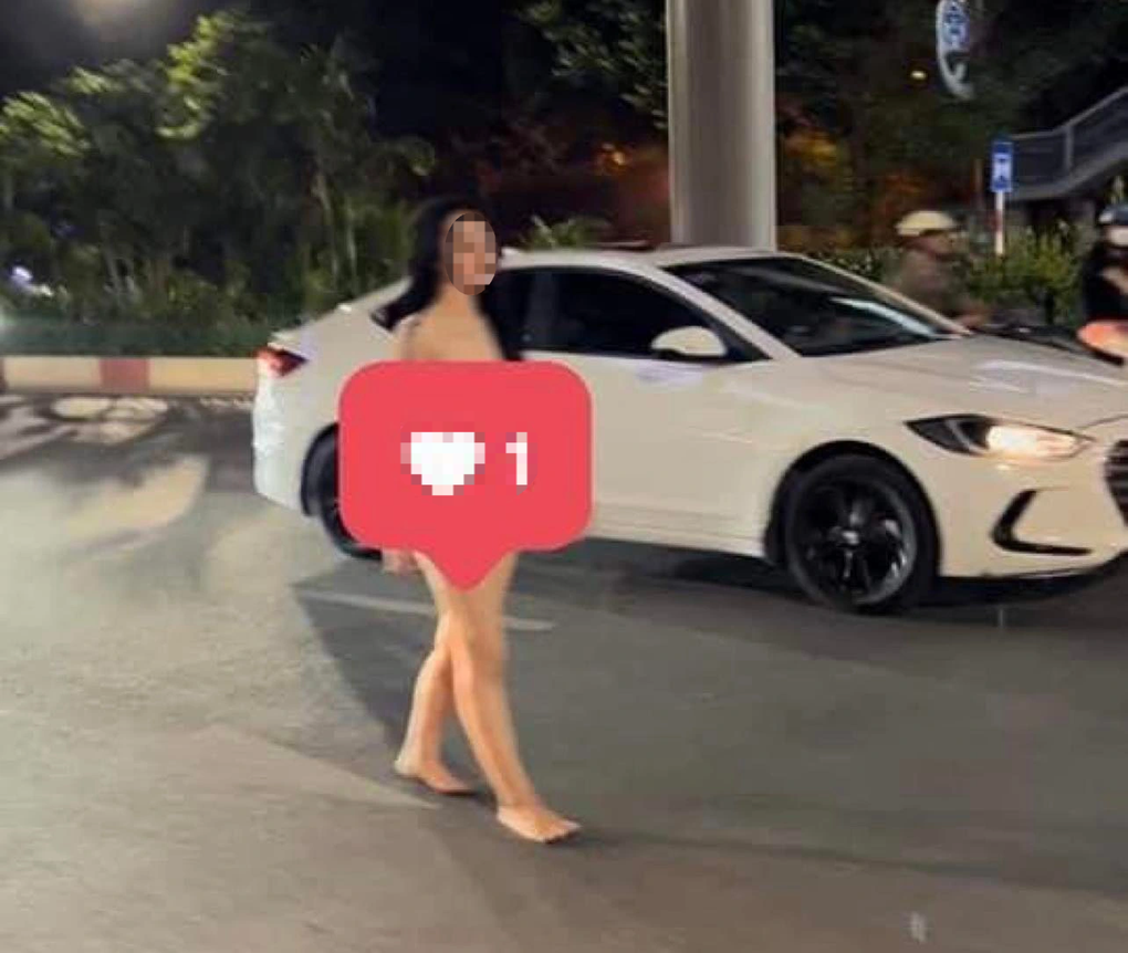 Cô gái xinh đẹp khỏa thân đi dưới lòng đường Nguyễn Trãi - 1 Cô gái xinh đẹp khỏa thân đi dưới lòng đường Nguyễn Trãi - 1