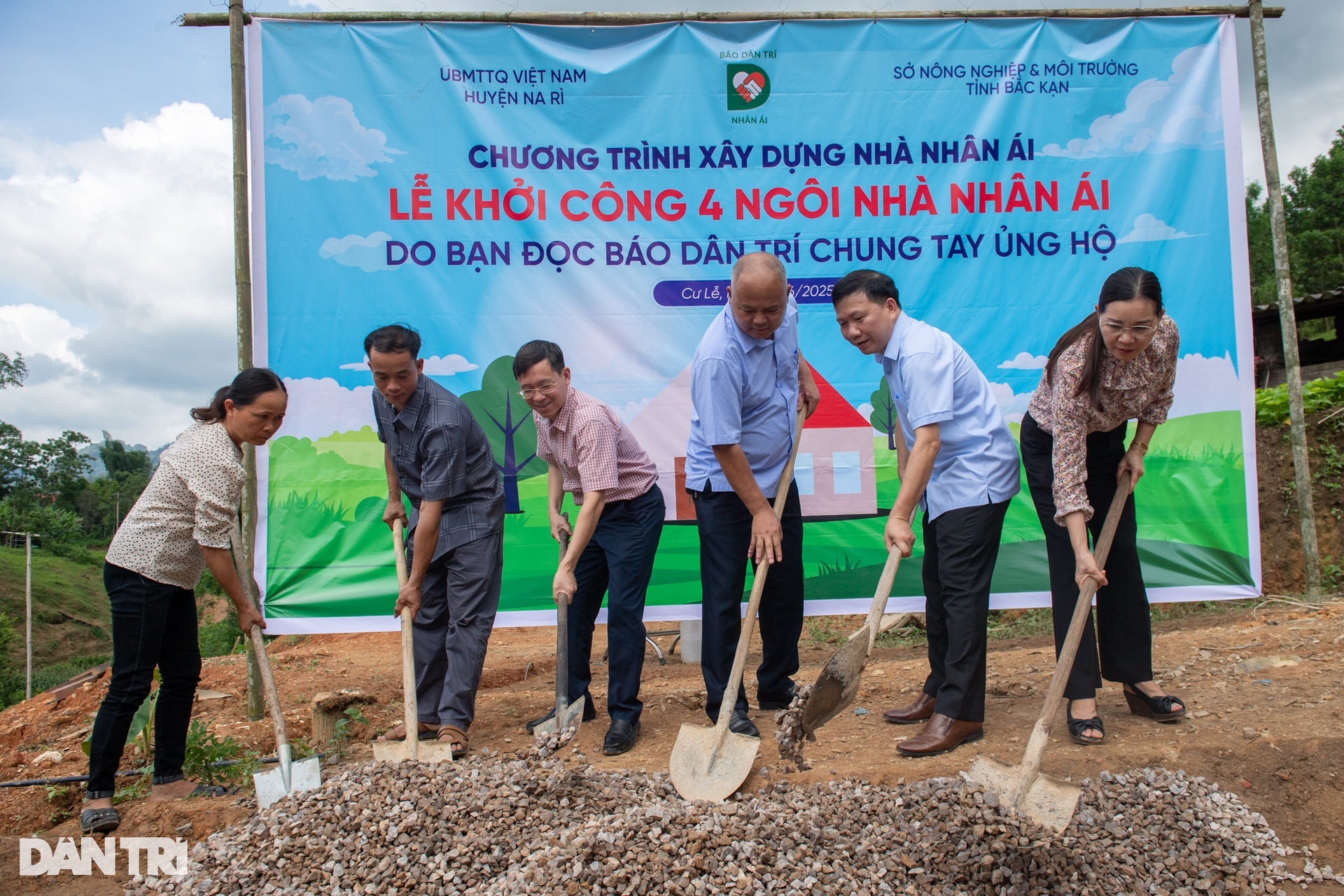 Khởi công đồng loạt 44 nhà Nhân ái, giúp người dân an cư lạc nghiệp - 1