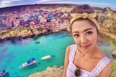 Quen sống ảo, nữ tiếp viên hàng không xinh đẹp bị "bóc mẽ"