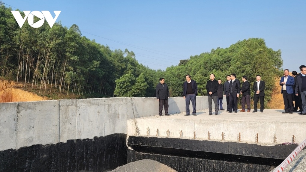 Thủ tướng kiểm tra, đôn đốc dự án cao tốc Tuyên Quang - Phú Thọ, chúc Tết công nhân - 4 Thủ tướng kiểm tra, đôn đốc dự án cao tốc Tuyên Quang - Phú Thọ, chúc Tết công nhân - 4