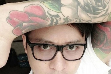 Tuấn Hưng khoe hình xăm mới trên vai