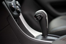 Xe số tự động: Nên kéo phanh tay rồi mới về P hay ngược lại?