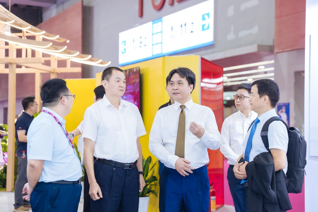 “Ngôi nhà Việt Nam” rực rỡ, sống động tại Lễ hội sách quốc tế ở Trung Quốc - 4 “Ngôi nhà Việt Nam” rực rỡ, sống động tại Lễ hội sách quốc tế ở Trung Quốc - 4