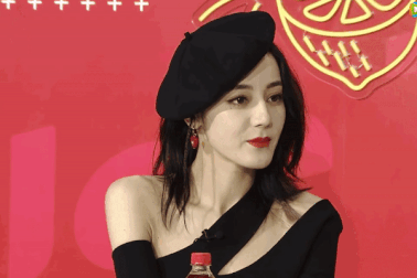 Mê mẩn trước vẻ ngoài diễm lệ của Địch Lệ Nhiệt Ba