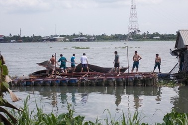 Chìm bè cá, một bé gái mất tích