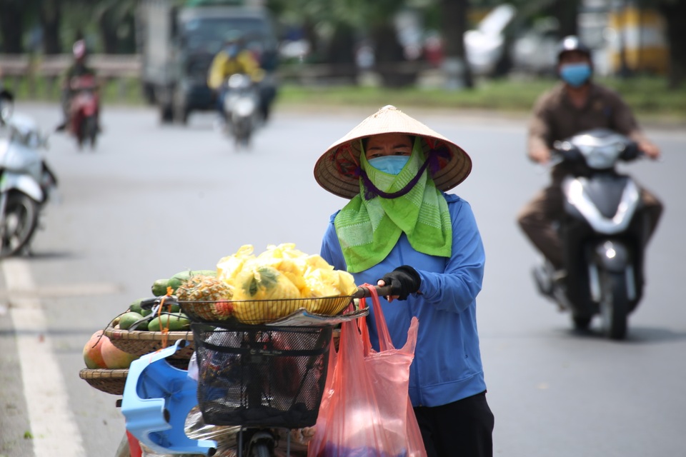 Dưới nắng nóng 38 độ C, người lao động vẫn miệt mài mưu sinh - 3 Dưới nắng nóng 38 độ C, người lao động vẫn miệt mài mưu sinh - 3