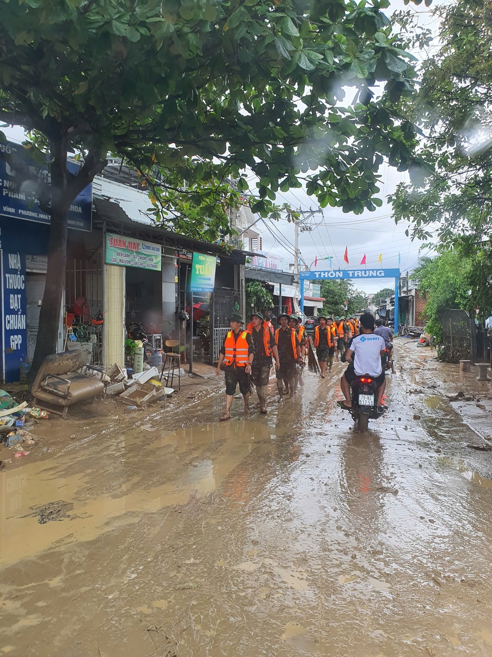 Hành trình chưa kể của nam bác sĩ 2 lần chi viện vùng lũ Khánh Hòa, Đắk Lắk - 7