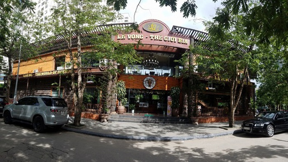 Lã Vọng biến đất bãi đỗ xe, cây xanh thành nhà hàng - 1 Lã Vọng biến đất bãi đỗ xe, cây xanh thành nhà hàng - 1