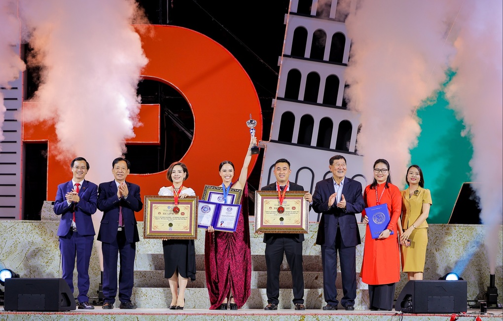Tổ hợp hồ nước mặn tạo sóng nhân tạo Royal Wave Park xác lập kỷ lục thế giới - 1 Tổ hợp hồ nước mặn tạo sóng nhân tạo Royal Wave Park xác lập kỷ lục thế giới - 1