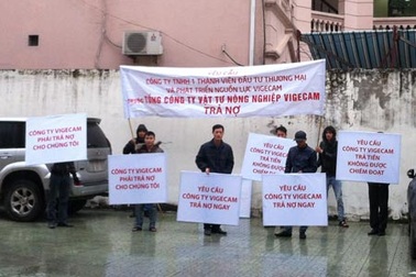 Giăng biểu ngữ… đòi nợ: Nỗi ám ảnh chiếm dụng vốn