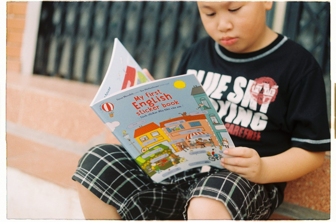 Sách sticker đầu tiên của em