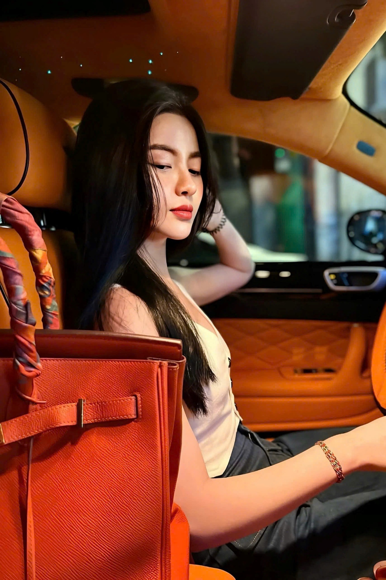 View - Vợ cầu thủ Quang Hải sở hữu loạt túi hàng hiệu Hermès, Dior đắt giá | Báo Dân trí