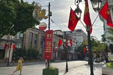 Đường phố Hà Nội rực cờ hoa mừng Quốc khánh 2/9