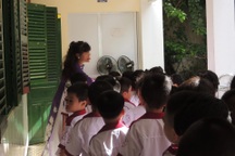 Học thêm chèn vào lịch học chính, trẻ không học ra hành lang đứng