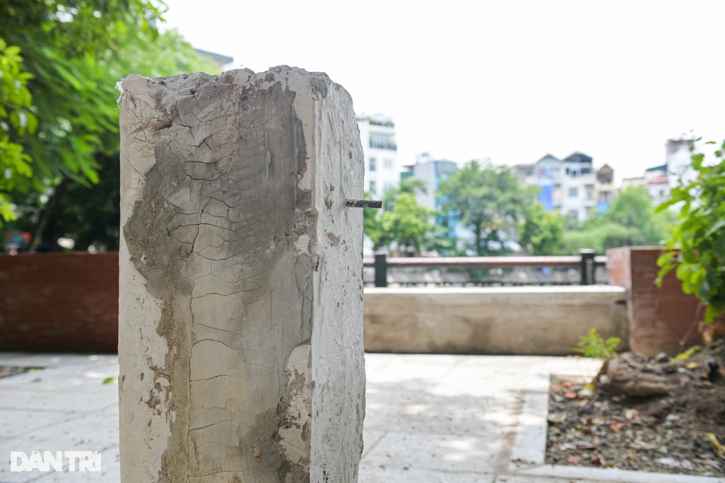 Hà Nội: Cọc bê tông mọc quanh hồ Văn Chương để ngăn lấn chiếm vỉa hè - 4 Hà Nội: Cọc bê tông mọc quanh hồ Văn Chương để ngăn lấn chiếm vỉa hè - 4