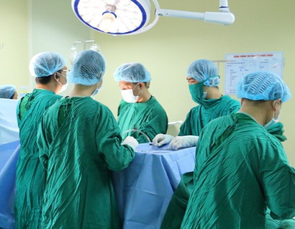 Bác sĩ Chợ Rẫy lên Kon Tum cứu nạn nhân vụ xe khách rơi xuống vực - 4 Bác sĩ Chợ Rẫy lên Kon Tum cứu nạn nhân vụ xe khách rơi xuống vực - 4