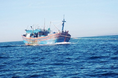Tàu cá chết máy thả trôi trên biển