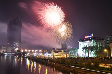 Pháo hoa rộn ràng chào đón năm mới Giáp Ngọ