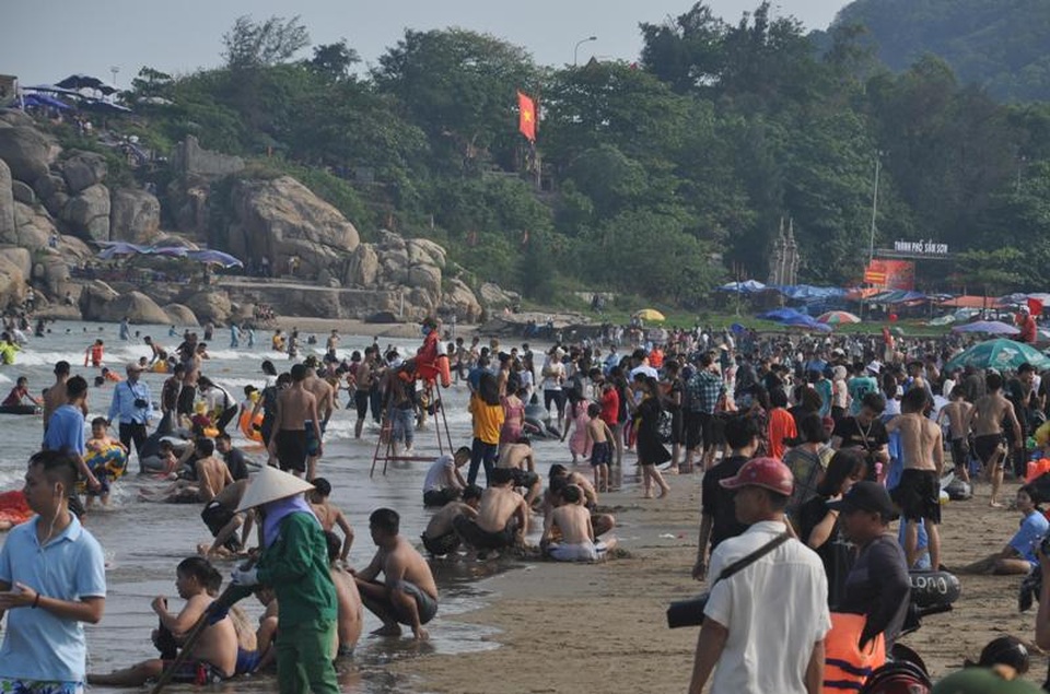 Bãi biển Sầm Sơn ken đặc người, quy định phòng chống dịch phá sản - 3 Bãi biển Sầm Sơn ken đặc người, quy định phòng chống dịch phá sản - 3