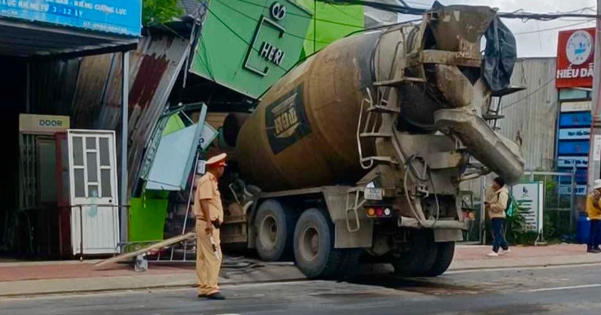 Xe bồn lao vào tiệm làm tóc bên đường ở TPHCM