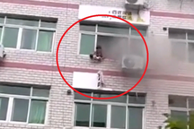 Clip "mẹ thả con 1 tháng tuổi từ tầng 4 chung cư bị cháy" gây sốc tuần qua