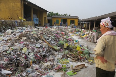 Thị trấn ngập rác vì công ty môi trường đô thị bị nợ tiền