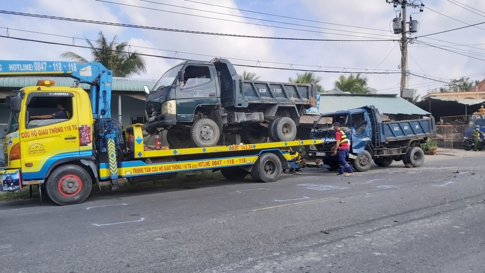Xe tải gây tai nạn liên hoàn khiến 5 ô tô hư hỏng - 2 Xe tải gây tai nạn liên hoàn khiến 5 ô tô hư hỏng - 2