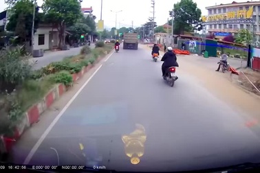 Nam tài xế cứu cháu bé thoát chết trong gang tấc