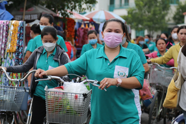 Doanh nghiệp "cắn răng" cắt giảm người, công nhân ăn mì gói cầm cự