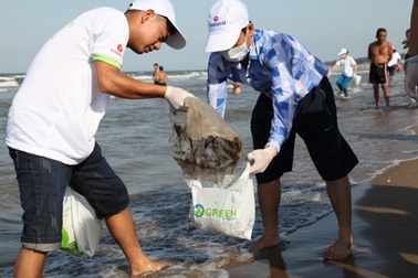 Đoàn viên thanh niên chung tay “Go Green - Không xả rác” nhân ngày Môi trường