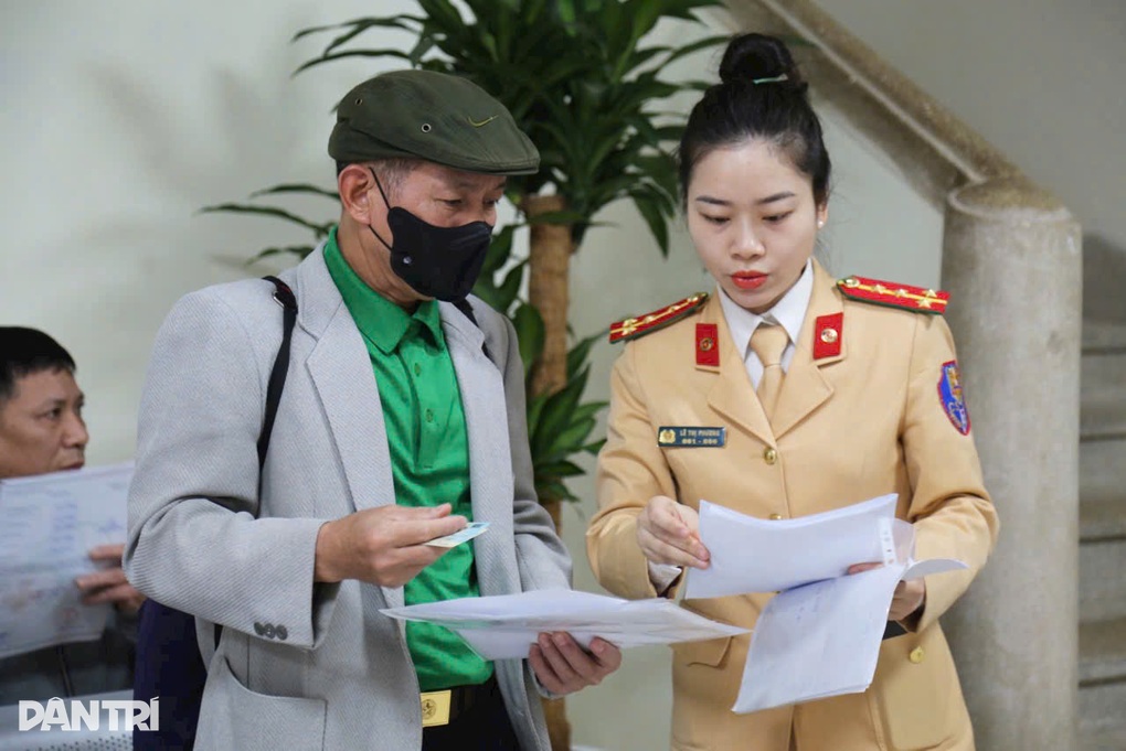 Cục CSGT: Ngay sau khi thi đỗ sát hạch, người dân được phép lái xe ra đường - 1 Cục CSGT: Ngay sau khi thi đỗ sát hạch, người dân được phép lái xe ra đường - 1