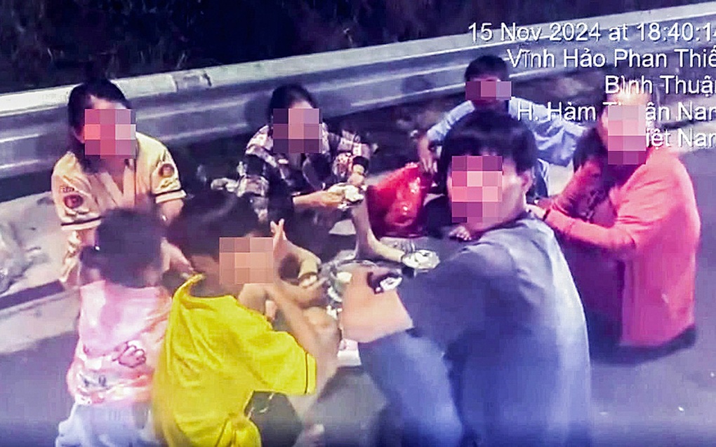 Dừng ô tô ở làn khẩn cấp cao tốc Vĩnh Hảo - Phan Thiết để cả nhà ăn tối - 1 Dừng ô tô ở làn khẩn cấp cao tốc Vĩnh Hảo - Phan Thiết để cả nhà ăn tối - 1