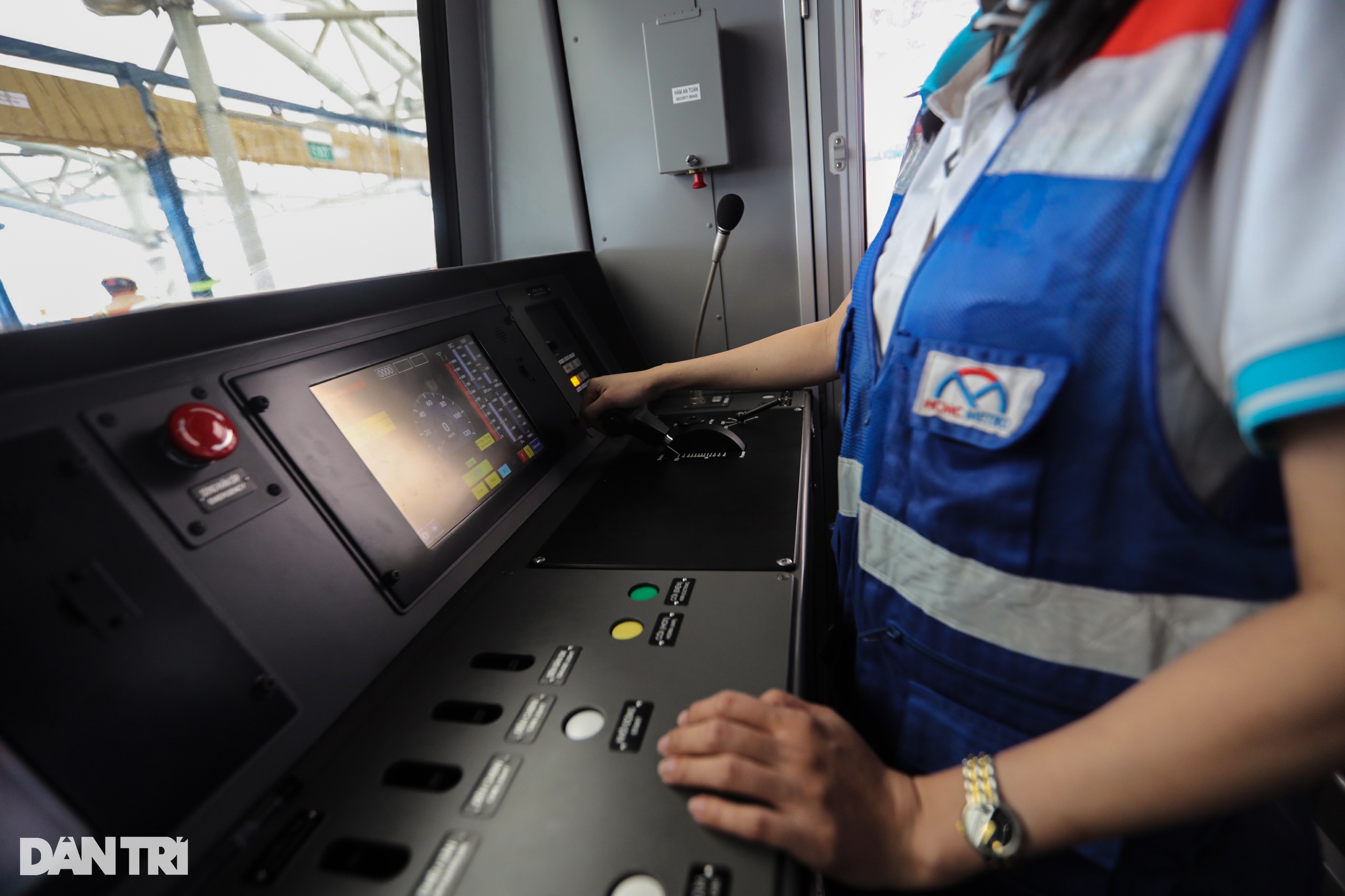 2 nữ lái tàu metro duy nhất của Hà Nội và TPHCM - 11 2 nữ lái tàu metro duy nhất của Hà Nội và TPHCM - 11