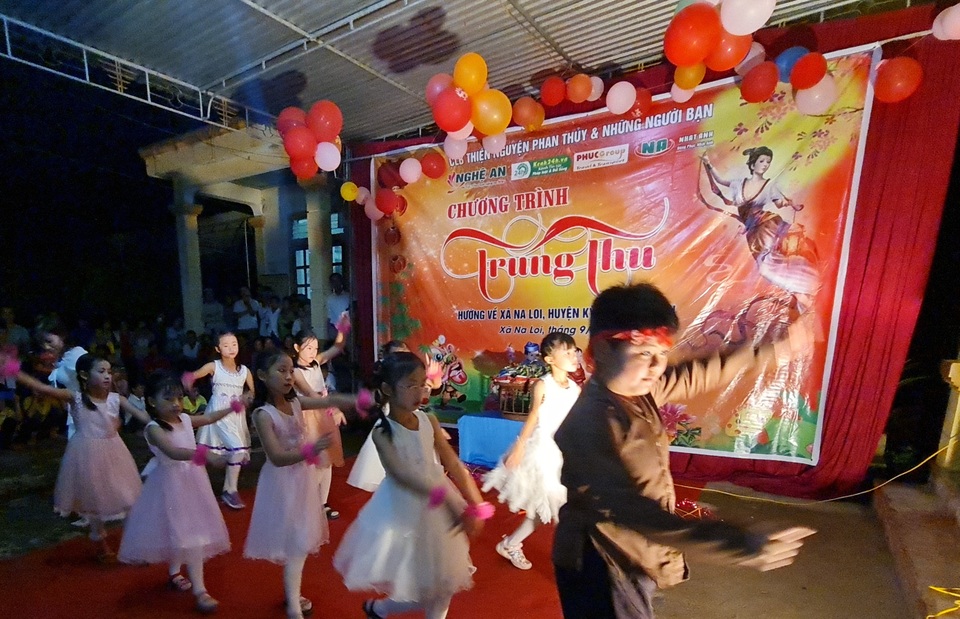 Vượt hơn 300 km, tổ chức Trung thu sớm cho trẻ em vùng biên giới xứ Nghệ - 5 Vượt hơn 300 km, tổ chức Trung thu sớm cho trẻ em vùng biên giới xứ Nghệ - 5