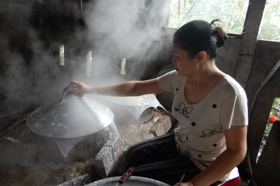 Làng bánh tráng Túy Loan: Dậy từ 2 giờ sáng tráng bánh phục vụ Tết - 2 Làng bánh tráng Túy Loan: Dậy từ 2 giờ sáng tráng bánh phục vụ Tết - 2