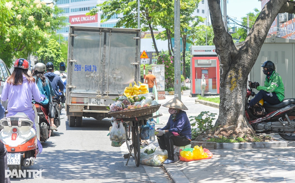 Người lao động oằn mình mưu sinh dưới cái nắng 50 độ C ở Hà Nội - 2 Người lao động oằn mình mưu sinh dưới cái nắng 50 độ C ở Hà Nội - 2