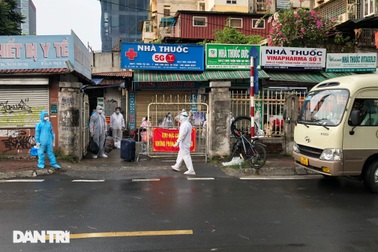 Hà Nội xét nghiệm cho 40 người liên quan đến nhà thuốc có F0 ở 95 Láng Hạ