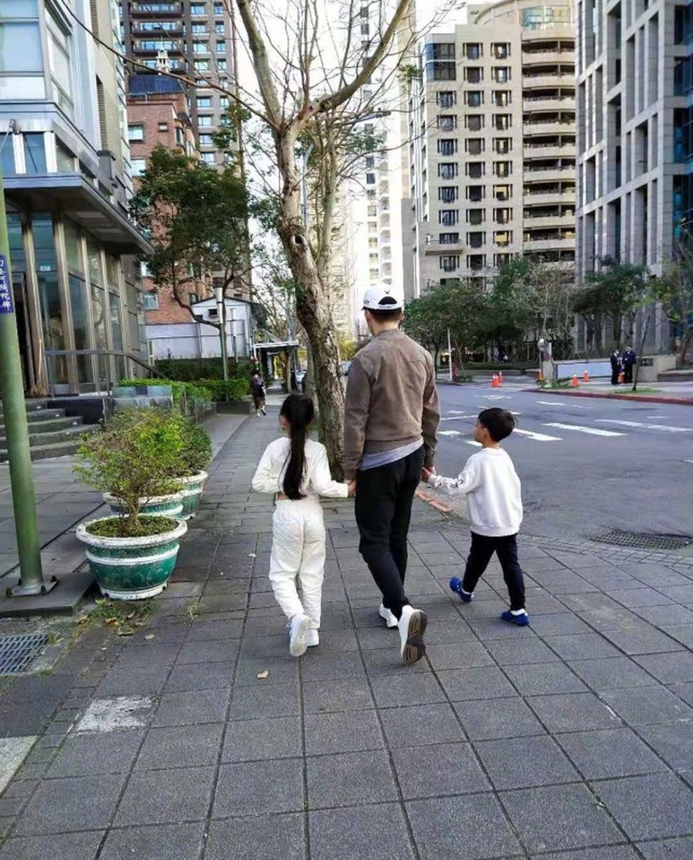 Ông xã đại gia bất ngờ xóa hình ảnh của Từ Hy Viên - 4 Ông xã đại gia bất ngờ xóa hình ảnh của Từ Hy Viên - 4