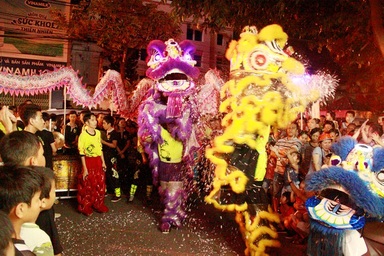 Lân, địa "tung hoành", đường phố tắc nghẽn trước đêm Trung thu